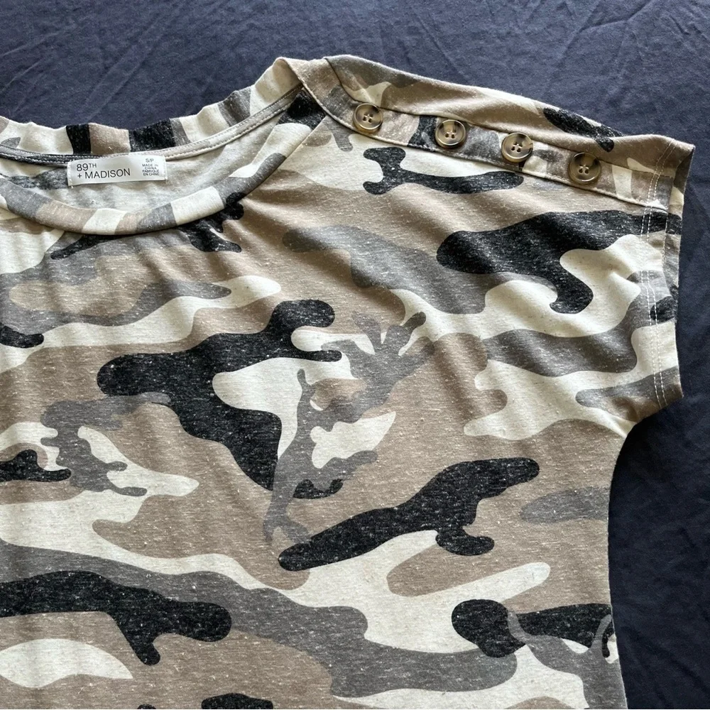 89th & Madison Camo Buttoned Short Sleeve Top Women’s Size SP